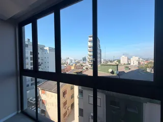 Vista da paisagem urbana de Lajeado, Brasil, através das janelas.