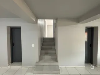 Hall de entrada com escadaria em um imóvel.