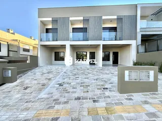 Fachada de um prédio residencial moderno com terraço em Lajeado, Brasil.