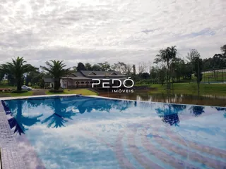Vista externa de uma piscina em uma propriedade no Brasil.