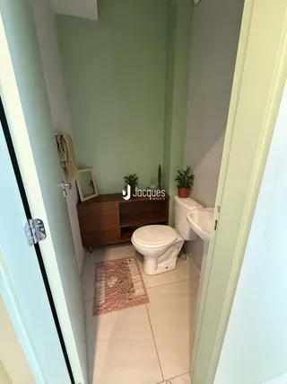 Hall de corredor com revestimento de piso cerâmico e móveis.