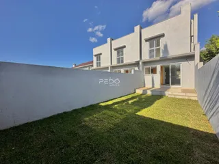 Fachada de uma residência em Lajeado, Brasil, com jardim gramado.