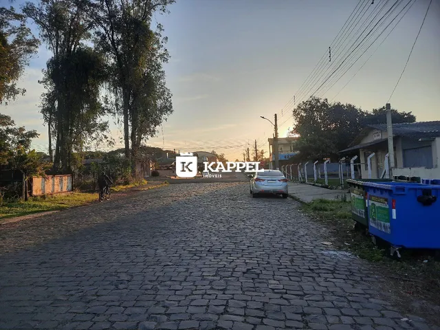 Vista da rua de paralelepípedos em Lajeado, Brasil, ao entardecer.