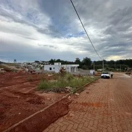 Vista externa de uma área de terra com estrada de terra em Lajeado.