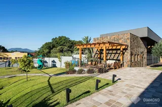 Vista externa de uma residência moderna com jardim e área de lazer em Lajeado.