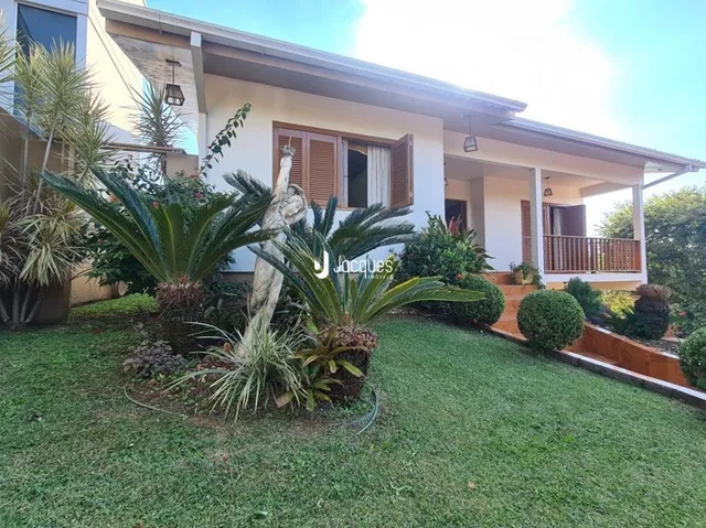 Fachada de uma casa em Lajeado, Brasil, com jardim gramado na frente.