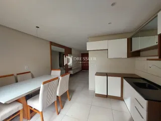 Foto de uma sala de jantar com mesa e cadeiras em um imóvel no Brasil.