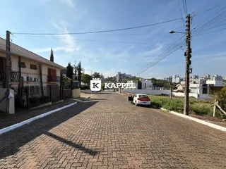 Fachada de uma casa em uma rua pavimentada em Lajeado, Brasil.
