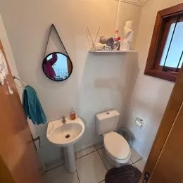 Foto de um banheiro com pia e vaso sanitário em um imóvel.