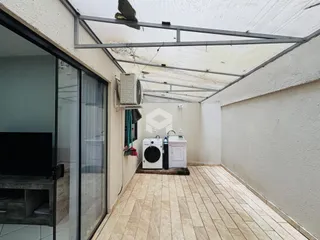 Interior de um ambiente com piso de cerâmica e estrutura de teto em metal.