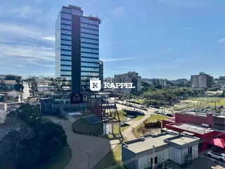 Vista aérea de um complexo urbano com um arranha-céu proeminente em Lajeado.