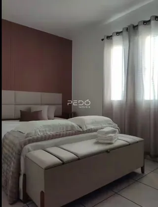Quarto com cama e cabeceira em ambiente claro.