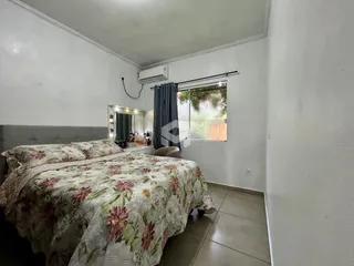 Quarto com cama e janela em um imóvel.