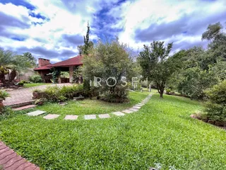 Vista externa do jardim e gramado de uma propriedade em Lajeado.