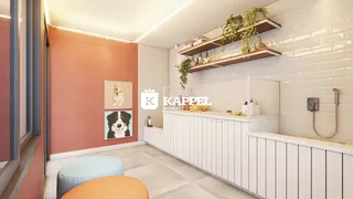Vista interna de uma cozinha com bancada branca e detalhes em parede laranja.