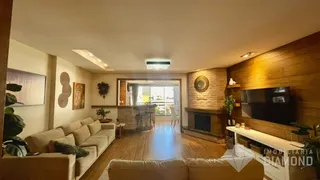 Sala de estar com sofá e lareira em um apartamento.