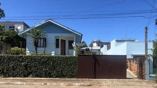 Fachada de uma residência em Lajeado, Brasil, com cerca e portão de metal.