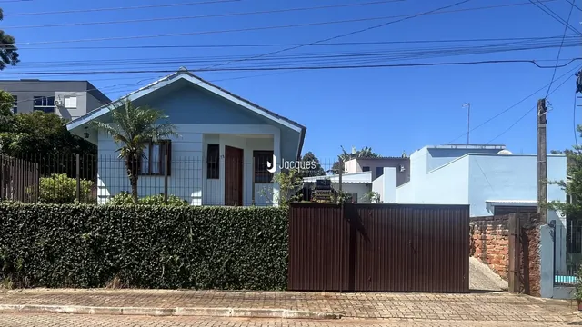 Fachada de uma residência em Lajeado, Brasil, com cerca e portão de metal.