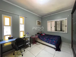 Foto de um quarto com cama e escrivaninha em um imóvel no Brasil.