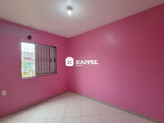 Foto de um cômodo interno com paredes rosa e piso de cerâmica.