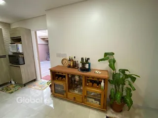Sala de estar com móveis de madeira e plantas.
