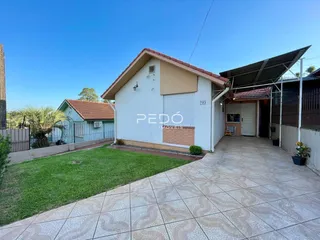 Fachada de uma casa em Lajeado, Brasil, com jardim e área pavimentada.