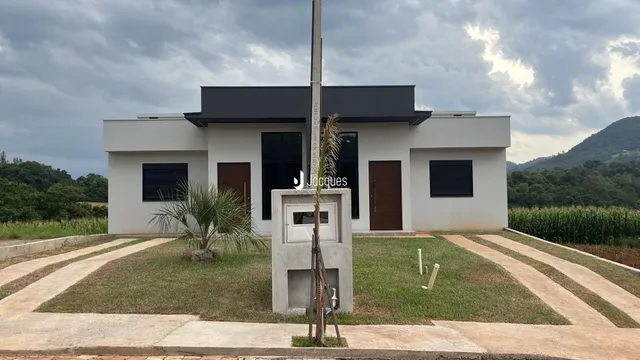 Fachada de uma residência moderna em Lajeado, Brasil.