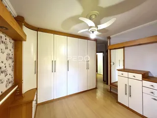 Hall de entrada com armários embutidos brancos em um imóvel no Brasil.