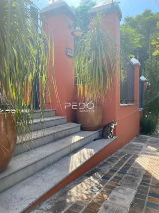 Fachada de uma residência com escadaria externa em Lajeado.