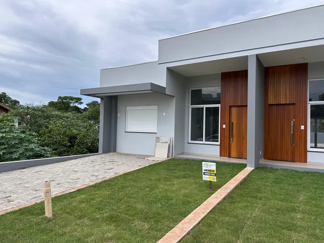 Fachada moderna de uma residência em Lajeado, Brasil, com jardim gramado na frente.