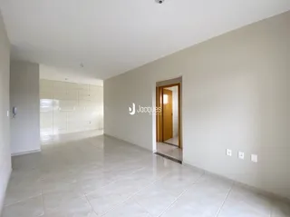 Vista de um corredor interno com piso de cerâmica claro.
