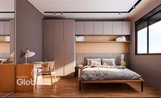 Quarto moderno com piso de madeira e armários embutidos.