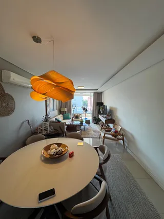 Vista de uma sala de jantar com decoração moderna em Lajeado, Brasil.