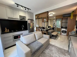 Sala de estar moderna com sofá e painel de madeira.