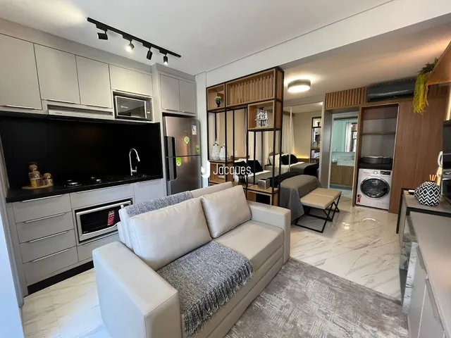 Sala de estar moderna com sofá e painel de madeira.