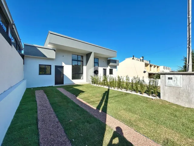 Fachada de uma casa moderna com jardim em Lajeado.