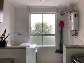 Interior de um banheiro com revestimento branco e janela.