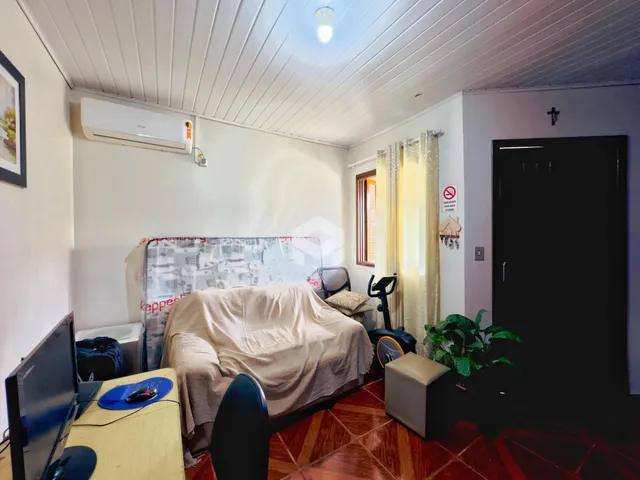 Quarto interno com cama e janela em uma residência.
