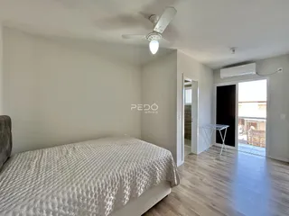 Quarto com cama e porta de vidro.