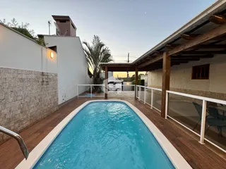 Foto de uma piscina e deck em uma residência no Lajeado.