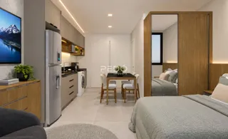 Sala de estar com cozinha e acesso a um quarto em um imóvel.