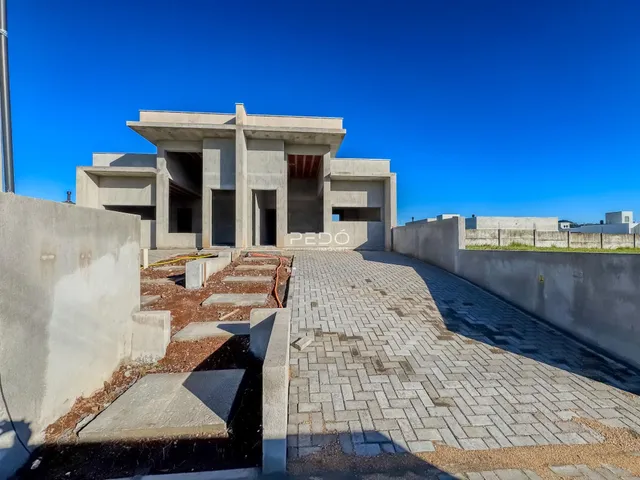 Fachada de uma construção em Lajeado, Brasil, com área pavimentada.