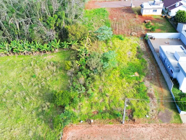 Vista aérea do terreno com vegetação e área externa em Lajeado.