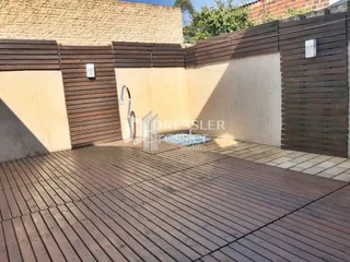 Fachada de um imóvel com deck de madeira em Lajeado, Brasil.