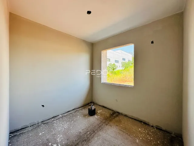 Vista interna de um ambiente com piso de concreto aparente.