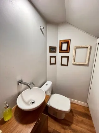 Banheiro com pia e vaso sanitário em um imóvel.