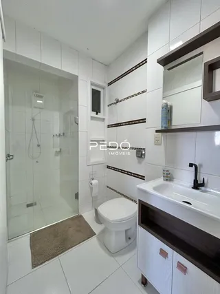 Foto de um banheiro moderno com piso de cerâmica e box de vidro.