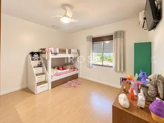 Quarto com cama de beliche e armário em um imóvel no Brasil.