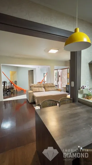 Sala de estar com piso de madeira e porta de entrada.