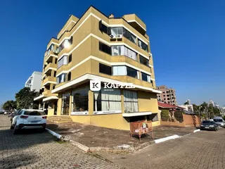 Fachada de um prédio residencial amarelo em Lajeado, Brasil.